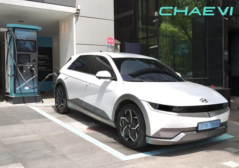 ภาพรถยนต์ไอออนิก 5 กำลังชาร์จ PnC ที่สถานีชาร์จของ CHAEVI