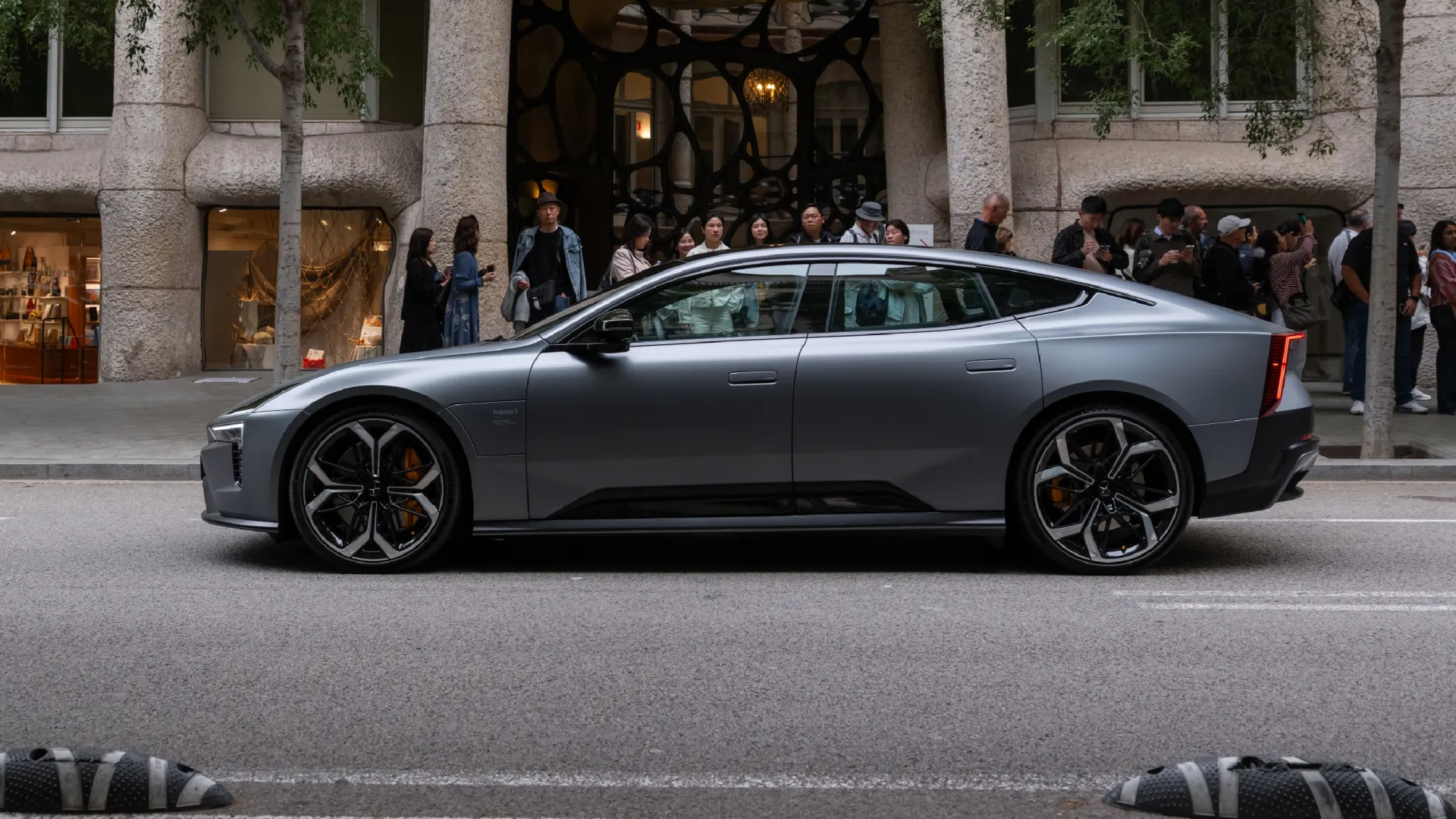 Polestar 5 侧面