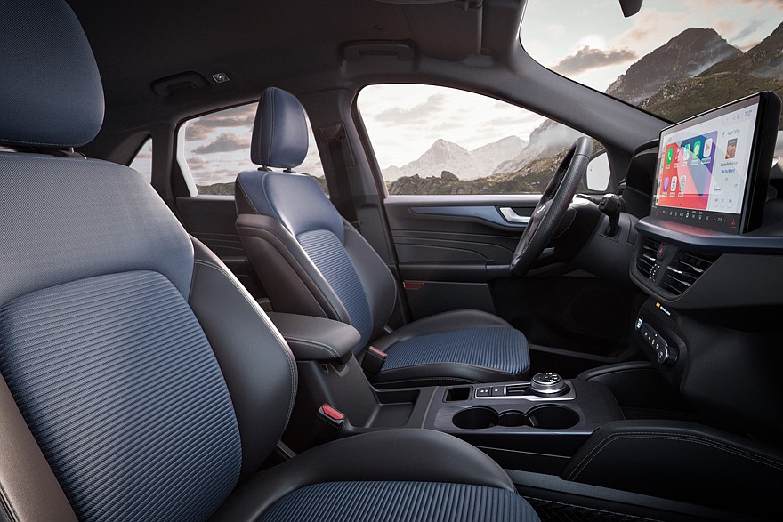На фото: салон актуального кроссовера Ford Kuga